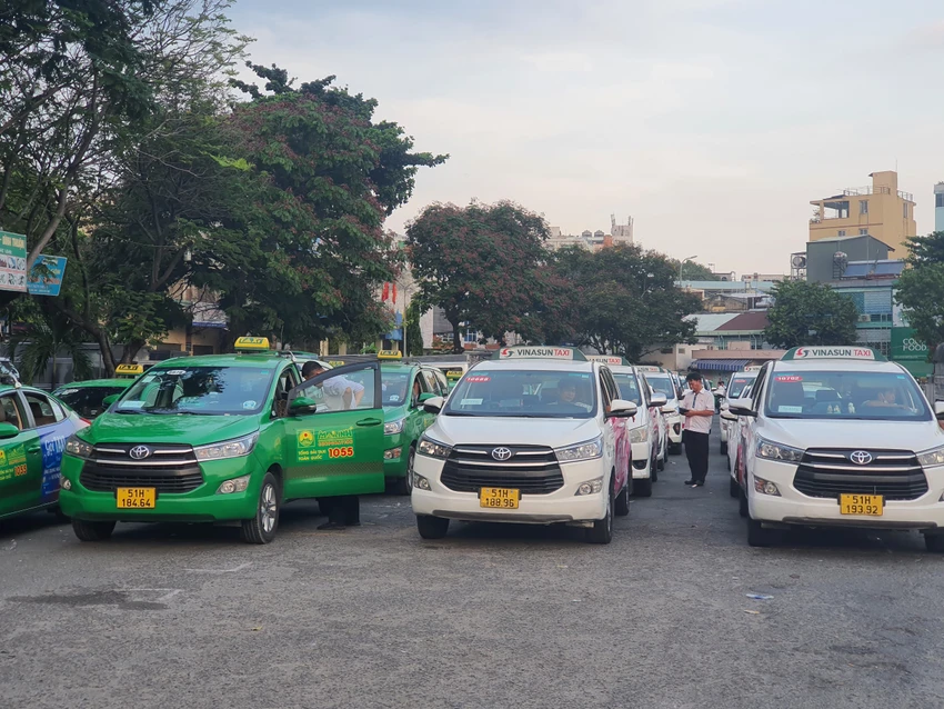 Lực lượng taxi đã chờ sẵn từ trước giờ tàu về ga. Ảnh: TN Lực lượng taxi đã chờ sẵn từ trước giờ tàu về ga. Ảnh: TN