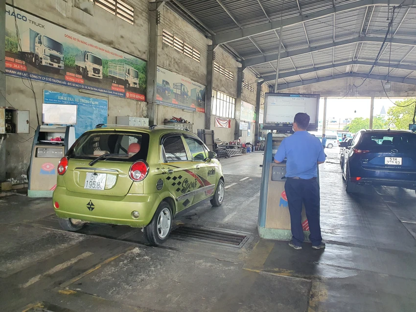 Các kiểm định viên làm việc khá vất vả trong thời tiết nắng nóng. Ảnh: TN Các kiểm định viên làm việc khá vất vả trong thời tiết nắng nóng. Ảnh: TN