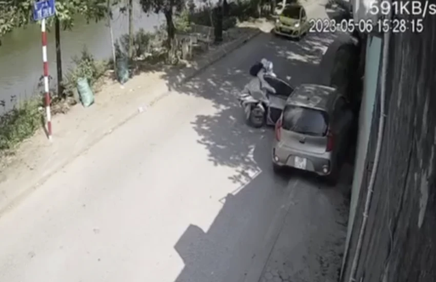 Vụ tai nạn do tài xế taxi mở cửa đang được cơ quan chức năng xác minh, điều tra. (Ảnh cắt từ clip trên MXH) Vụ tai nạn do tài xế taxi mở cửa đang được cơ quan chức năng xác minh, điều tra. (Ảnh cắt từ clip trên MXH)