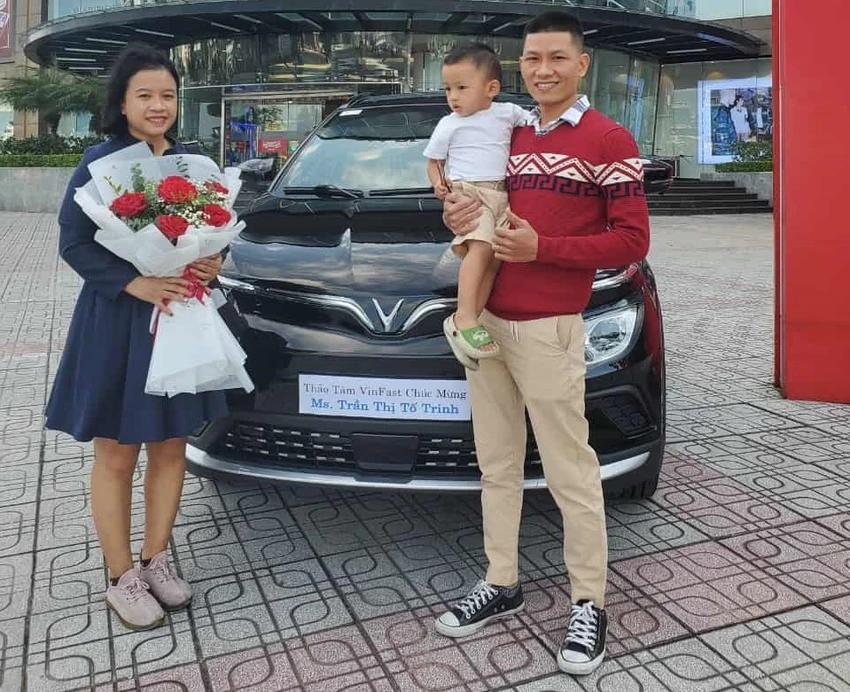 Gia đình anh Vinh trong ngày nhận xe VF e34. Gia đình anh Vinh trong ngày nhận xe VF e34.