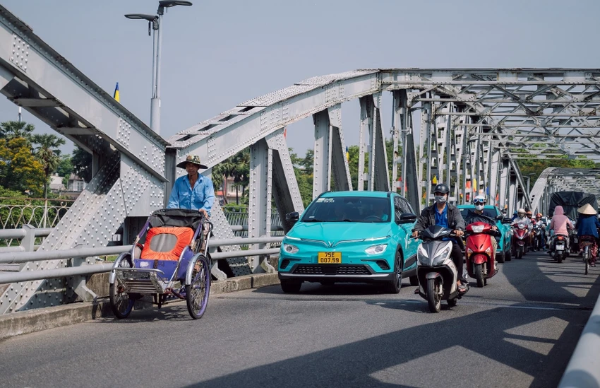 Taxi Xanh SM là hãng taxi thuần điện đầu tiên tại Việt Nam, cung cấp dịch vụ vận tải hành khách hoàn toàn bằng ô tô điện VinFast. Taxi Xanh SM là hãng taxi thuần điện đầu tiên tại Việt Nam, cung cấp dịch vụ vận tải hành khách hoàn toàn bằng ô tô điện VinFast.