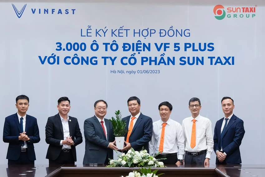 Sun Taxi ký hợp đồng mua 3.000 chiếc xe điện VF 5 Plus từ VinFast. Sun Taxi ký hợp đồng mua 3.000 chiếc xe điện VF 5 Plus từ VinFast.