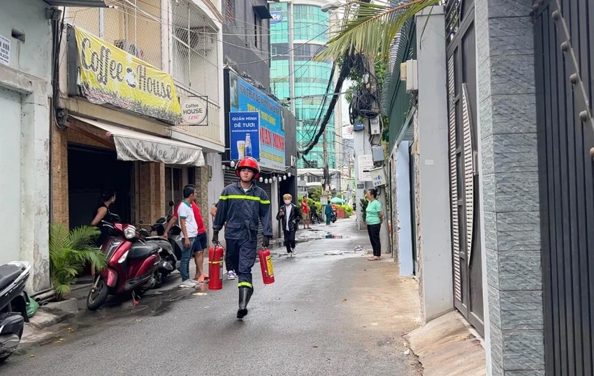 Đến khoảng 13 giờ, đám cháy được dập tắt. Ảnh: NGUYỄN YÊN Đến khoảng 13 giờ, đám cháy được dập tắt. Ảnh: NGUYỄN YÊN