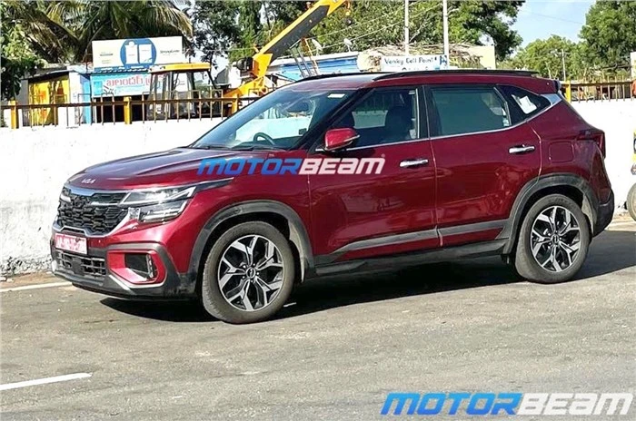 Lộ diện Kia Seltos facelift trên đường phố ở Ấn Độ. Ảnh: Autocarindia Lộ diện Kia Seltos facelift trên đường phố ở Ấn Độ. Ảnh: Autocarindia