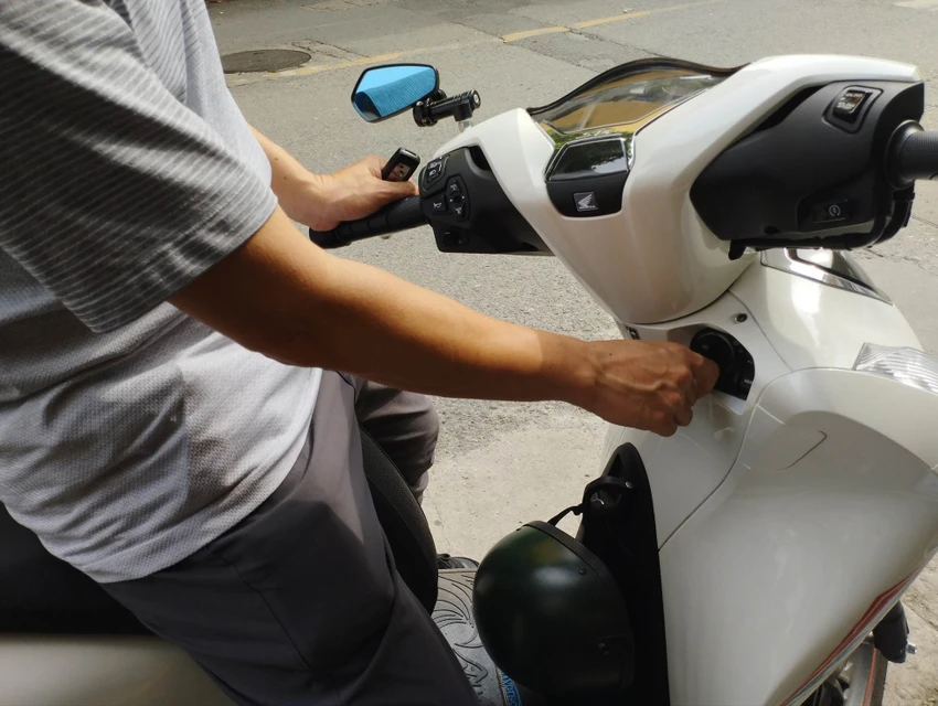 Loạt ô tô, xe máy không thể mở khoá được gây hoang mang. Ảnh: MXH Loạt ô tô, xe máy không thể mở khoá được gây hoang mang. Ảnh: MXH
