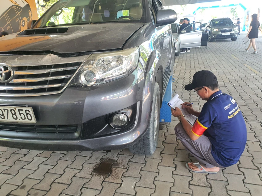Tại đây, đội ngũ kỹ thuật sẽ kiểm tra các bộ phận trên xe. Tại đây, đội ngũ kỹ thuật sẽ kiểm tra các bộ phận trên xe.