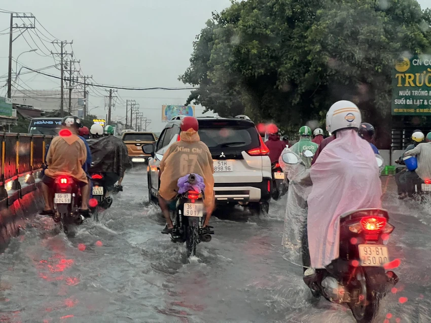 Theo dự đoán, cơn mưa sẽ tiếp tục xảy ra ở TP.HCM. Ảnh: NGUYỄN YÊN Theo dự đoán, cơn mưa sẽ tiếp tục xảy ra ở TP.HCM. Ảnh: NGUYỄN YÊN