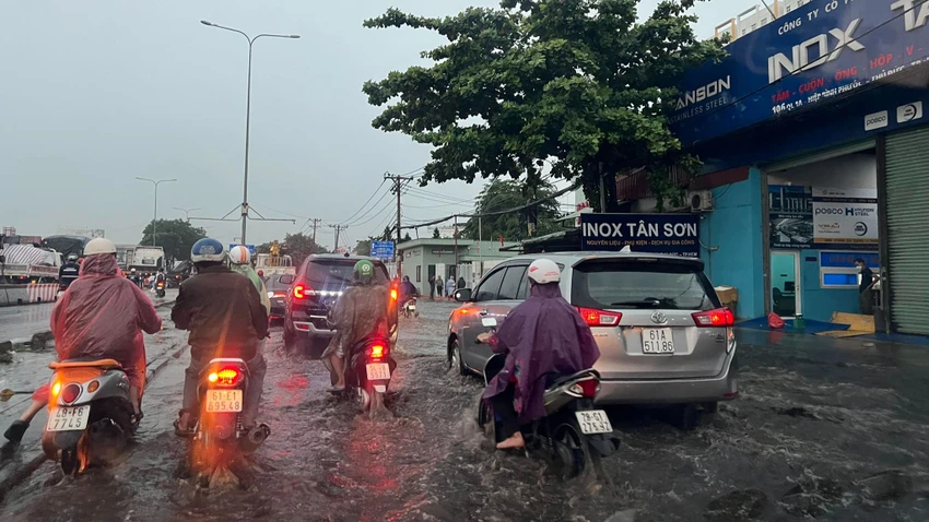Một số đoạn ngập "nuốt" nửa bánh xe máy. Ảnh: NGUYỄN YÊN Một số đoạn ngập "nuốt" nửa bánh xe máy. Ảnh: NGUYỄN YÊN