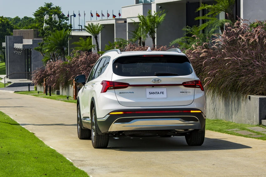 Santa Fe cũng là mẫu SUV được người dùng lựa chọn nhiều tại Việt Nam. Santa Fe cũng là mẫu SUV được người dùng lựa chọn nhiều tại Việt Nam.