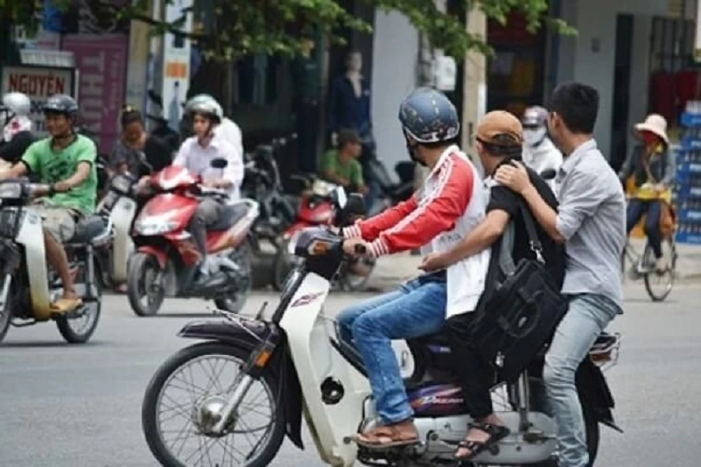 Dự thảo quy định các trường hợp được đi xe máy "kẹp ba". (Ảnh minh hoạ) Dự thảo quy định các trường hợp được đi xe máy "kẹp ba". (Ảnh minh hoạ)