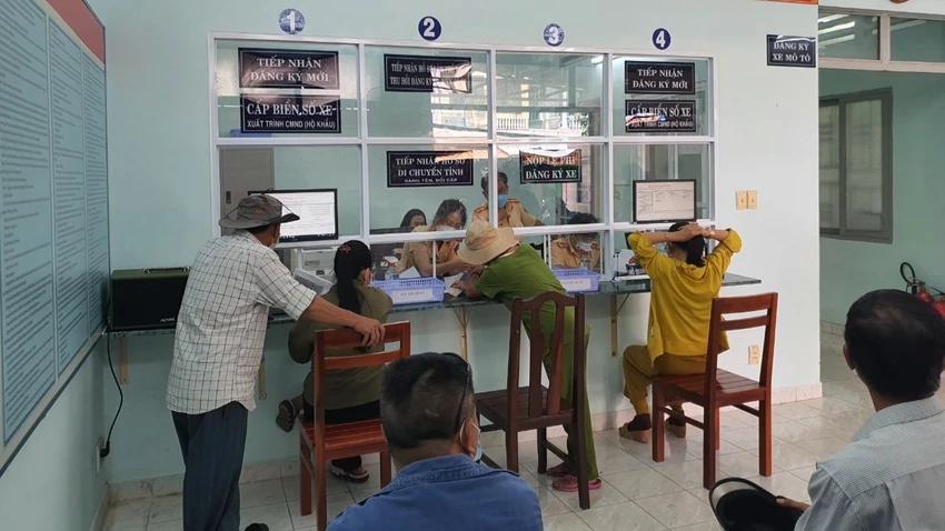 Từ 15-8, người dân được đăng ký xe tại nơi tạm trú. Ảnh: TN Từ 15-8, người dân được đăng ký xe tại nơi tạm trú. Ảnh: TN