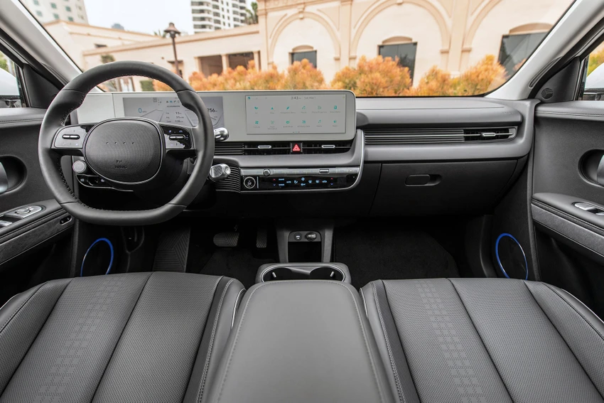 IONIQ 5 phân phối tại Việt Nam với hai phiên bản pin. IONIQ 5 phân phối tại Việt Nam với hai phiên bản pin.