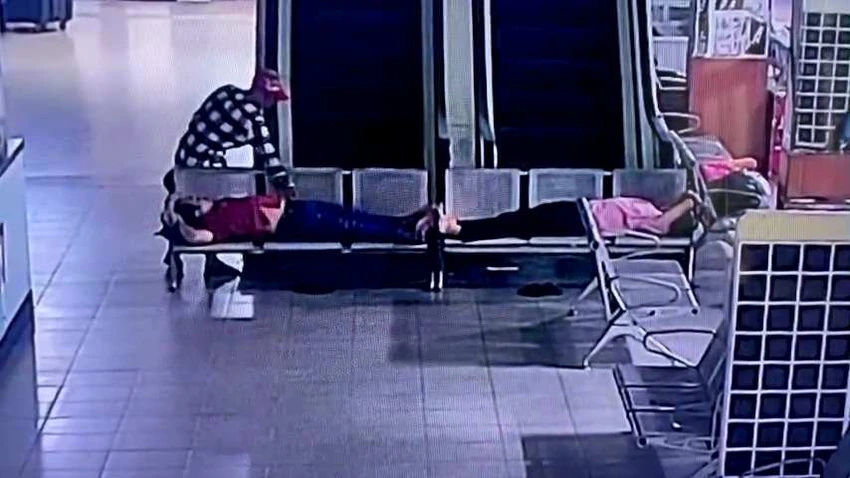 Hình ảnh Hùng móc túi tài xế bị camera ghi lại.