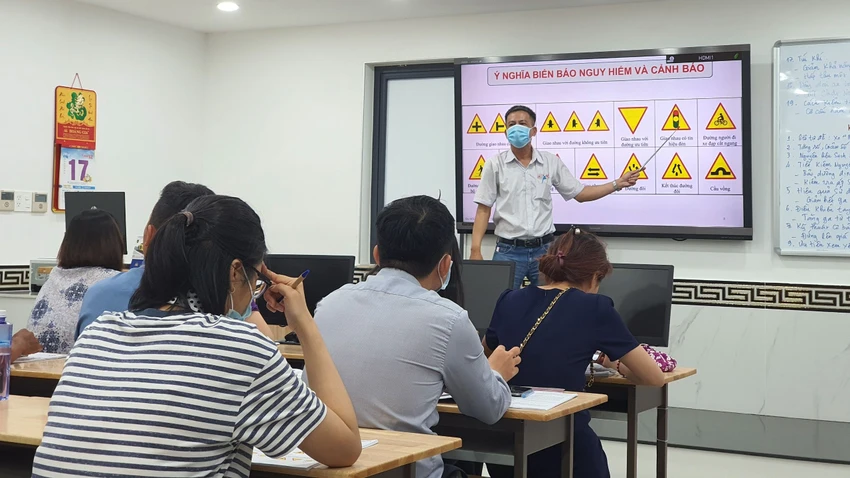 Công ty TNHH ô tô Hiệp Phát học lý thuyết lái xe trên nền tảng số thay vì học tập trung như hiện nay. Ảnh: TN