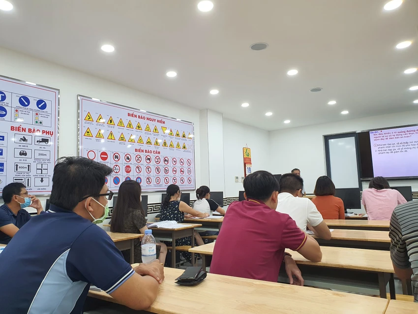 Việc học lý thuyết lái xe trên nền tảng số sẽ giúp người học linh động hơn. Ảnh: TN