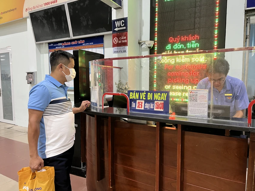 Chuyến tàu SE6 từ ga Sài Gòn đi Hà Nội xuất phát lúc 15 giờ 30. Ảnh: TN Chuyến tàu SE6 từ ga Sài Gòn đi Hà Nội xuất phát lúc 15 giờ 30. Ảnh: TN
