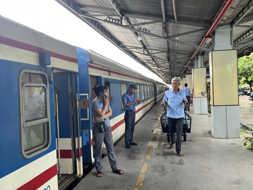 Nhân viên đường sắt hỗ trợ và soát vé của hành khách để lên tàu đúng toa. Ảnh: TN Nhân viên đường sắt hỗ trợ và soát vé của hành khách để lên tàu đúng toa. Ảnh: TN