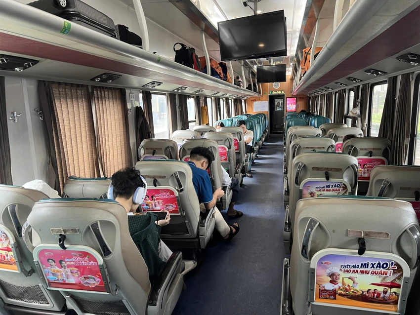 Trong ngày 31-8, ngành đường sắt phục vụ 13 chuyến tàu dịp lễ 2-9. Ảnh: TN Trong ngày 31-8, ngành đường sắt phục vụ 13 chuyến tàu dịp lễ 2-9. Ảnh: TN