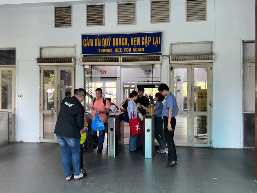 Lượng hành khách đến ga Sài Gòn làm thủ tục rải rác. Ảnh: TN Lượng hành khách đến ga Sài Gòn làm thủ tục rải rác. Ảnh: TN