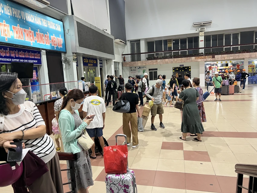 Người dân ùn ùn đi nghỉ lễ 2-9. Ảnh: TN Người dân ùn ùn đi nghỉ lễ 2-9. Ảnh: TN