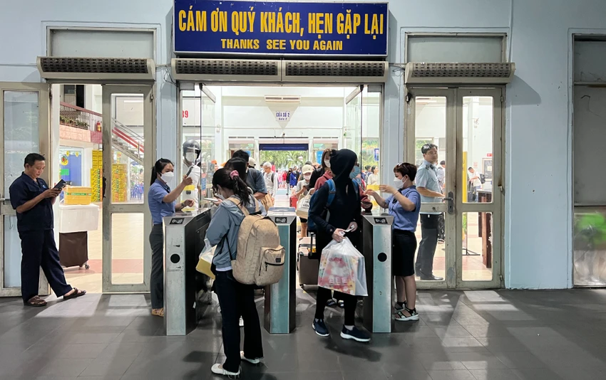Chuyến tàu TP.HCM đi Quy Nhơn xuất phát lúc 18 giờ 5. Ảnh: TN Chuyến tàu TP.HCM đi Quy Nhơn xuất phát lúc 18 giờ 5. Ảnh: TN