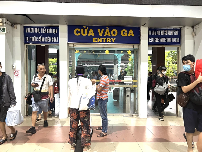 Nhiều gia đình đứng đón chờ người thân của mình. Ảnh: TN Nhiều gia đình đứng đón chờ người thân của mình. Ảnh: TN