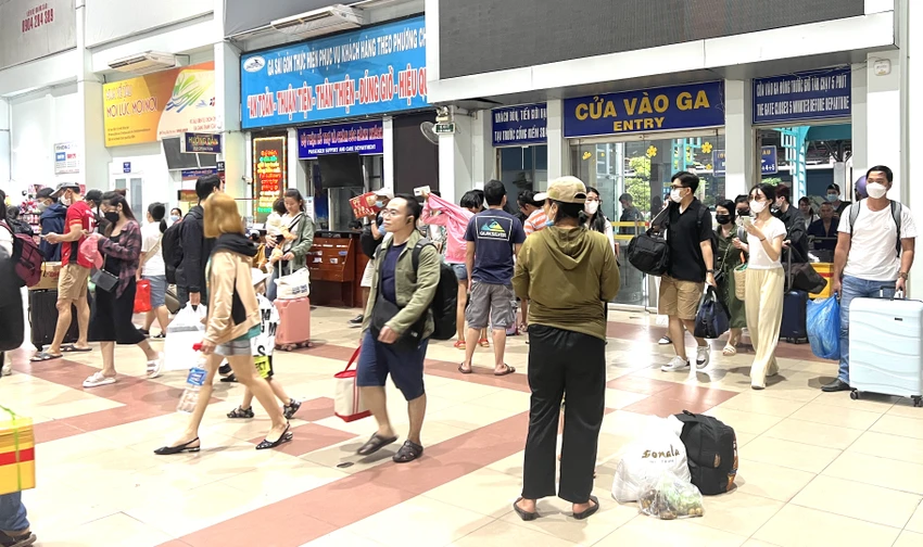 Lượng hành khách quay trở lại TP.HCM rất đông. Ảnh: TN Lượng hành khách quay trở lại TP.HCM rất đông. Ảnh: TN