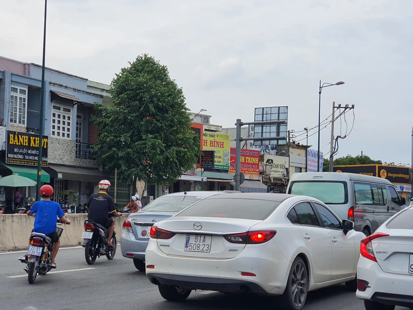 Người đi ô tô có thể bị phạt tiền 12 triệu đồng và tước bằng lái xe 4 tháng khi vượt quá tốc độ.