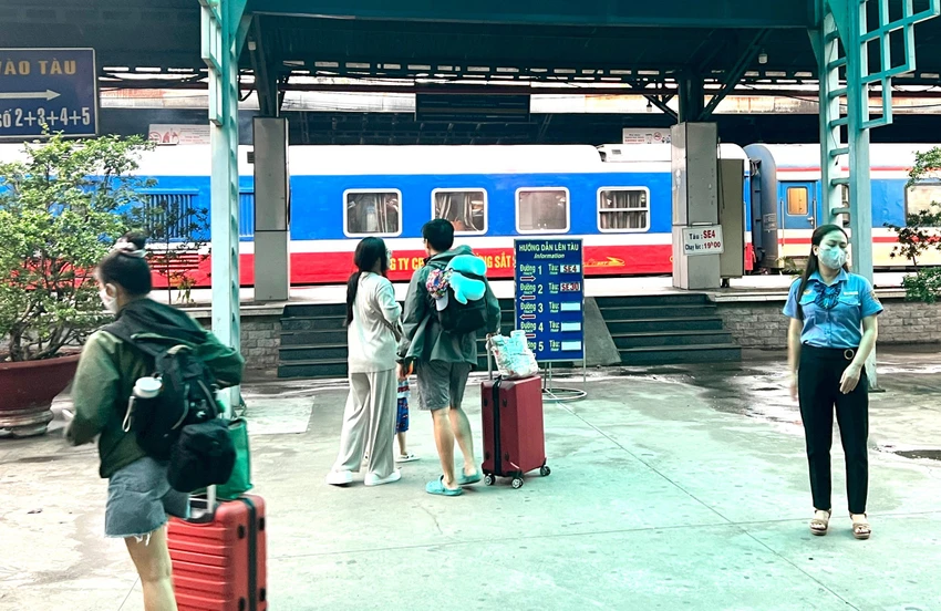 Còn khoảng 135.000 vè tàu tết Nguyên đán 2024.