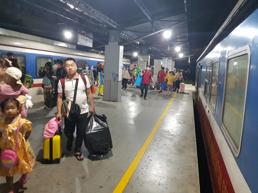 Cao điểm hè, hành khách khó mua vé tàu hỏa cận ngày đi