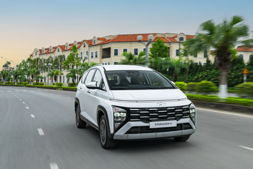 Hyundai Stargazer X - 1.jpg