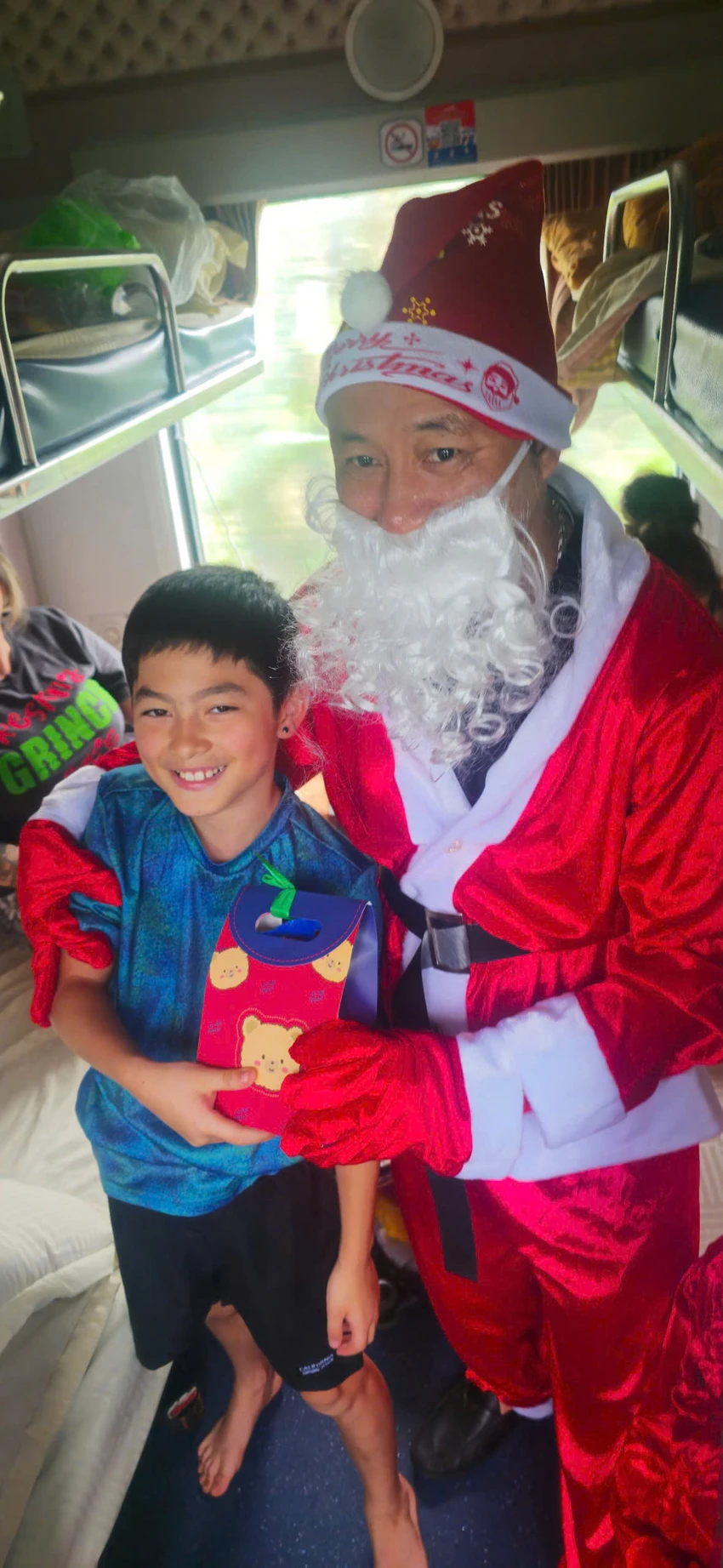 ong-gia-noel-tren-tau-1115.jpg