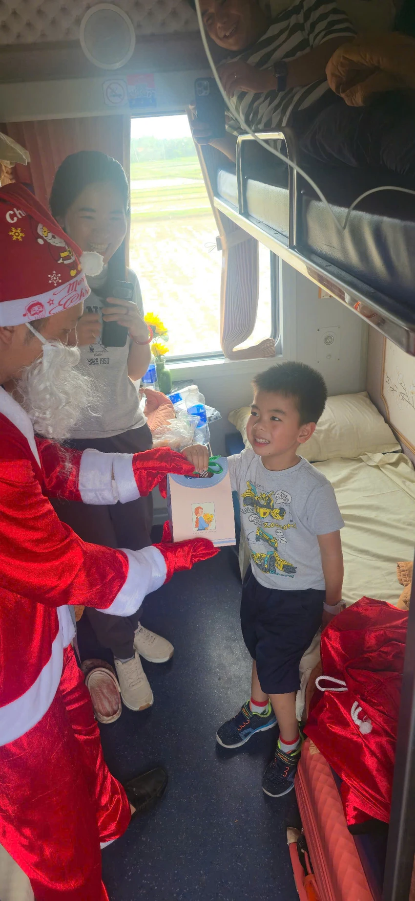 ong-gia-noel-tren-tau-1116.jpg