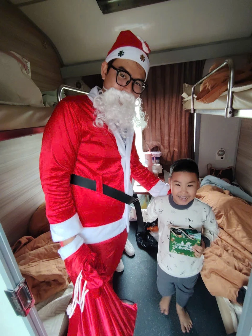 ong-gia-noel-tren-tau-112.jpg