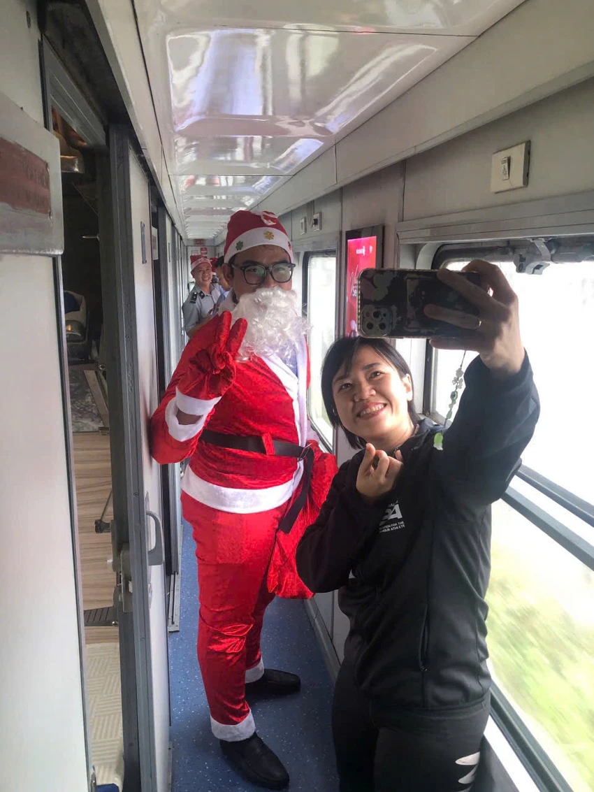 ong-gia-noel-tren-tau-113.jpg