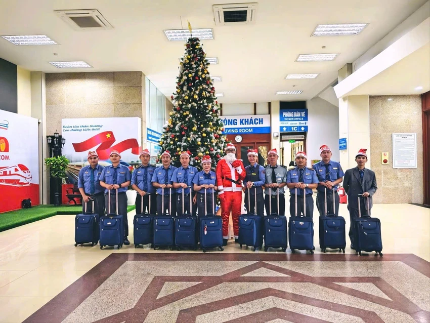 ong-gia-noel-tren-tau-13.jpg