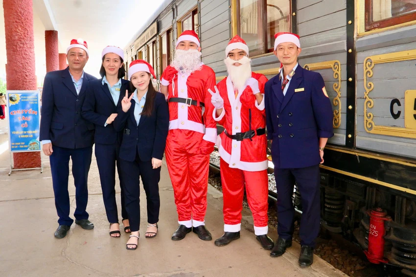 ong-gia-noel-tren-tau.jpg