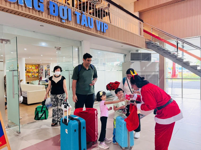 ong-gia-noel-tren-tau-5.jpg