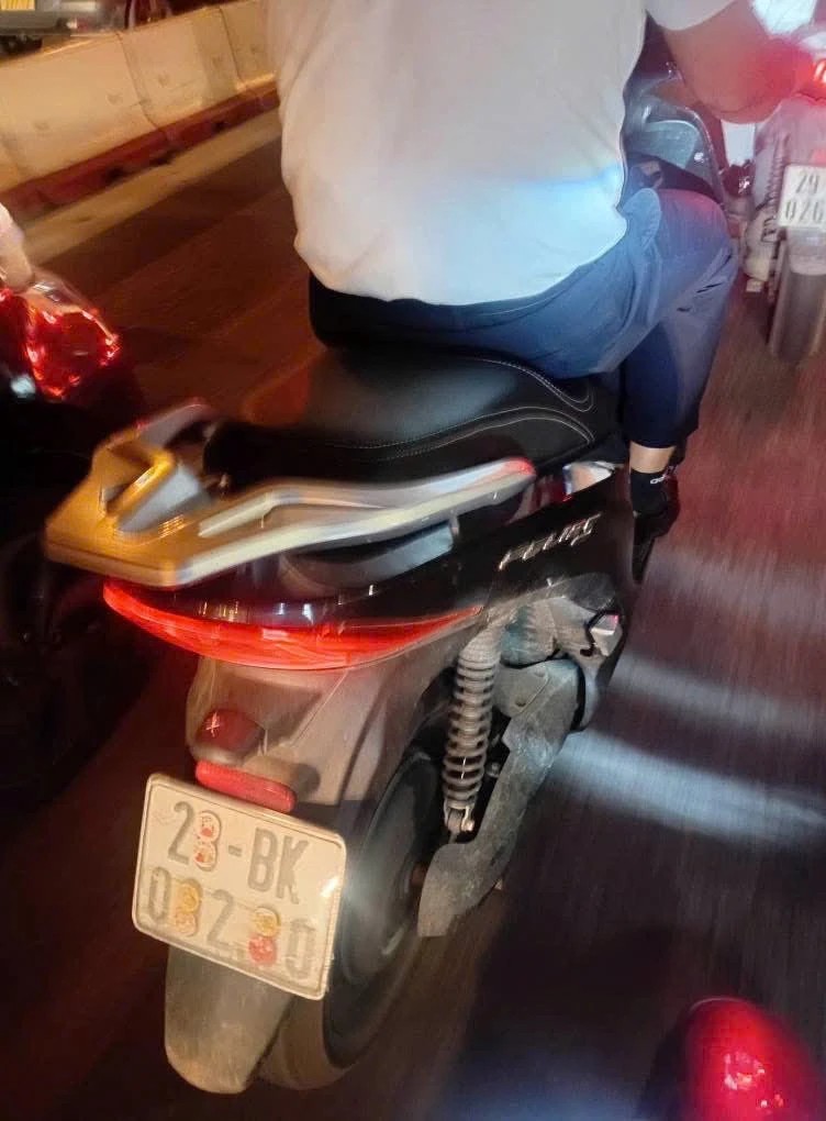 Một chiếc xe dán tem làm che đi biển số xe của mình. Ảnh: CỤC CSGT che-bien-so.jpg