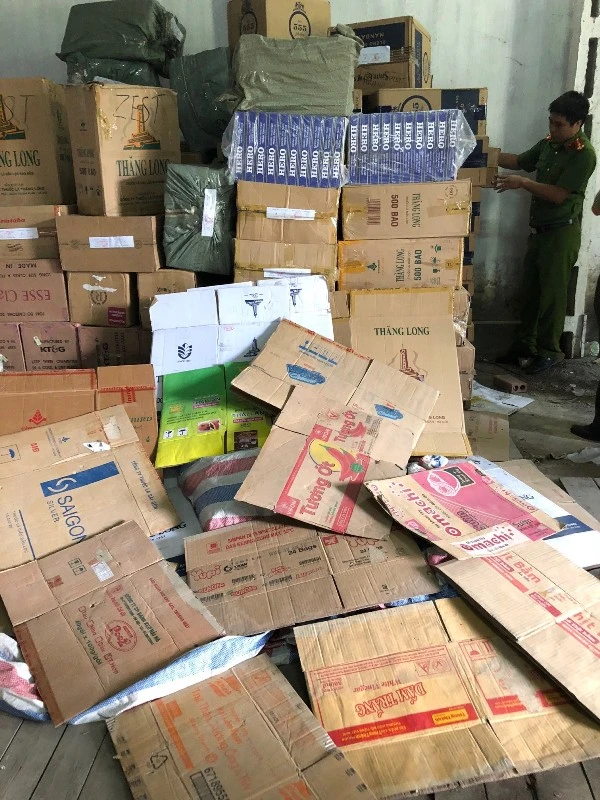 Phát hiện 55.000 gói thuốc lá núp trong...thùng mì tôm ảnh 1 Phát hiện 55.000 gói thuốc lá núp trong...thùng mì tôm ảnh 1