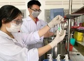 Thầy trò tự chế nước rửa tay, làm khẩu trang chống dịch Corona