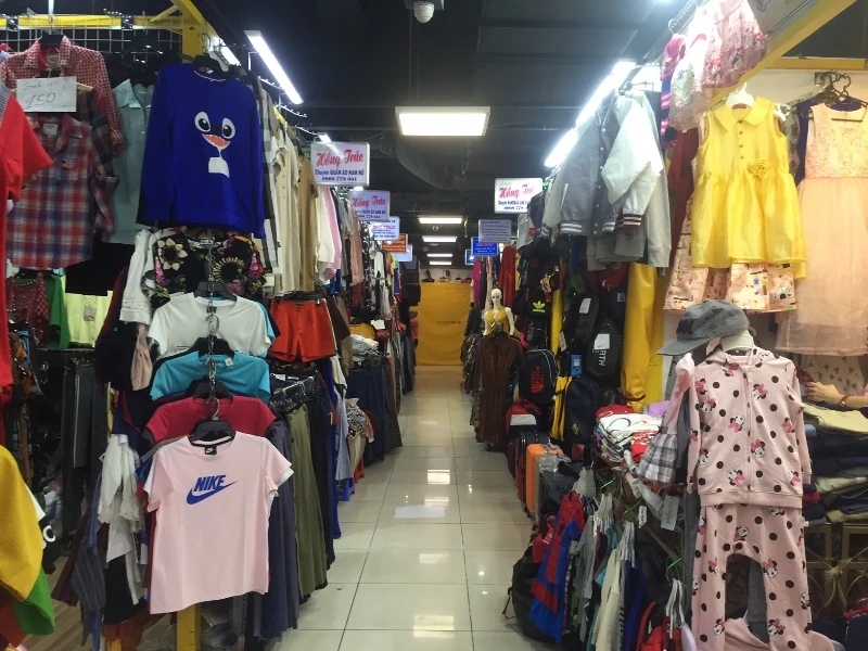 Chợ ngầm dưới lòng đất, chợ đêm Bến Thành hiu hắt khách ảnh 2 Chợ ngầm dưới lòng đất, chợ đêm Bến Thành hiu hắt khách ảnh 2