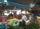Ngày đầu cách ly toàn xã hội: Hàng hóa đầy ắp chợ, siêu thị