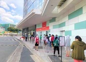 Người dân xếp hàng vào siêu thị mua sắm