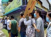 Người dân TP.HCM đợi nhiều giờ để được mua thực phẩm