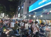 Quần áo, túi xách vỉa hè giảm giá hút khách cuối năm
