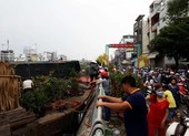 Chợ hoa xuân 'trên bến dưới thuyền' nhộn nhịp chiều 30 tết