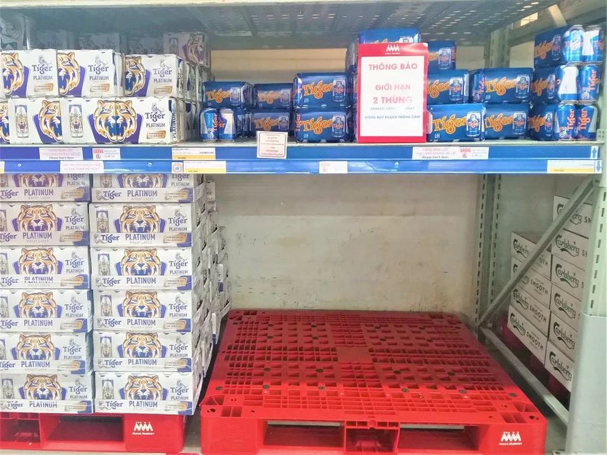 Bên dưới kệ hàng không còn bia nguyên thùng, trên kệ còn loại lốc 6 lon. Ảnh: TÚ UYÊN