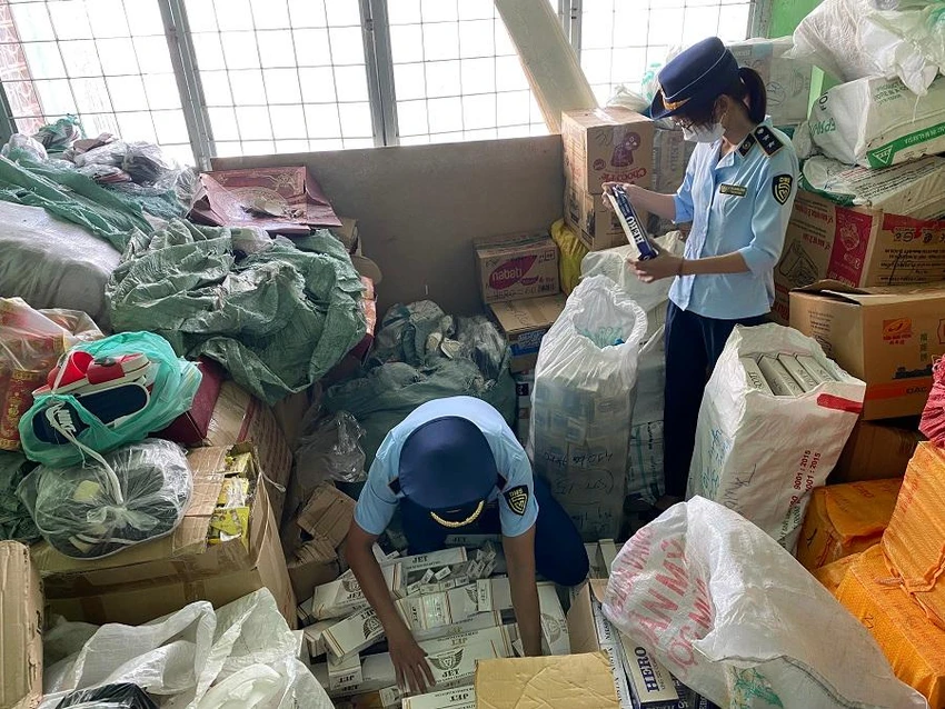 Kho chứa thuốc lá lậu do Cục Quản lý thị trường tỉnh An Giang bắt được. ẢNH: TÚ UYÊN Kho chứa thuốc lá lậu do Cục Quản lý thị trường tỉnh An Giang bắt được. ẢNH: TÚ UYÊN