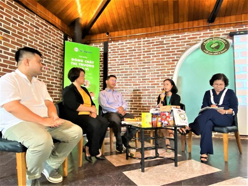 Các diễn giả chia sẻ tại tọa đàm. ẢNH: TÚ UYÊN Các diễn giả chia sẻ tại tọa đàm. ẢNH: TÚ UYÊN